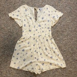 Arizona Jean Co Cream Women's Short Sleeve Romper